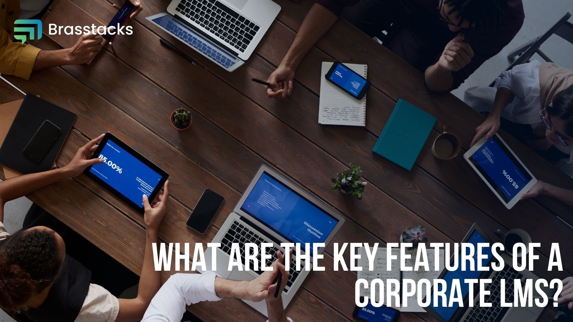 What are the key features of a corporate LMS